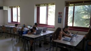 La delegazione degli studenti segue con attenzione gli interventi dei coetanei collegati da altri Paesi del mondo.