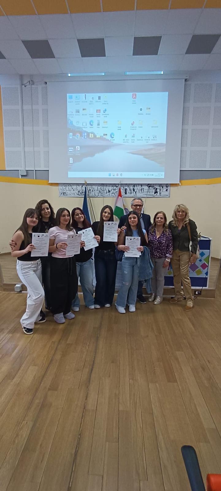 Le ragazze della 3I Scuola secondaria con attestati e accompagnate da docenti"