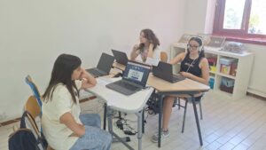 Due delle studentesse speaker seguono con attenzione gli interventi dei coetanei collegati da tutto il mondo