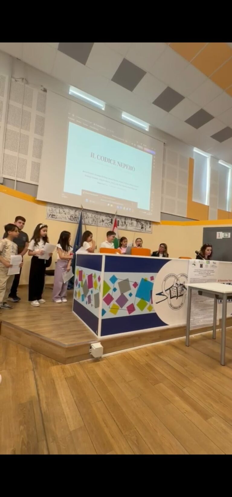 Alunni della primaria mentre espongono la loro presentazione al pubblico"