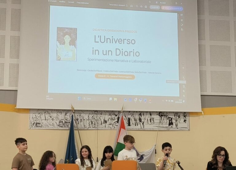 Alunni della primaria mentre espongono la loro presentazione al pubblico"