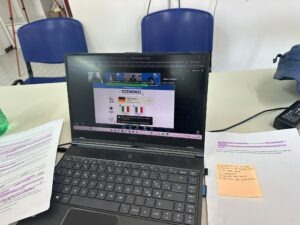 La postazione di lavoro durante il webinar: appunti in lingua inglese, scaletta degli interventi e la schermata di Zoom pronta per l'intervento di Melissa sul secondo focus di approfondimento.