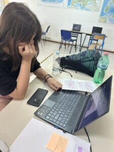 Melissa, visibilmente concentrata e pronta a prendere la parola in diretta per presentare le proposte del secondo focus di approfondimento.