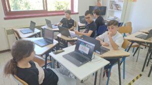 La delegazione degli studenti segue con attenzione gli interventi dei coetanei collegati da altri Paesi del mondo.
