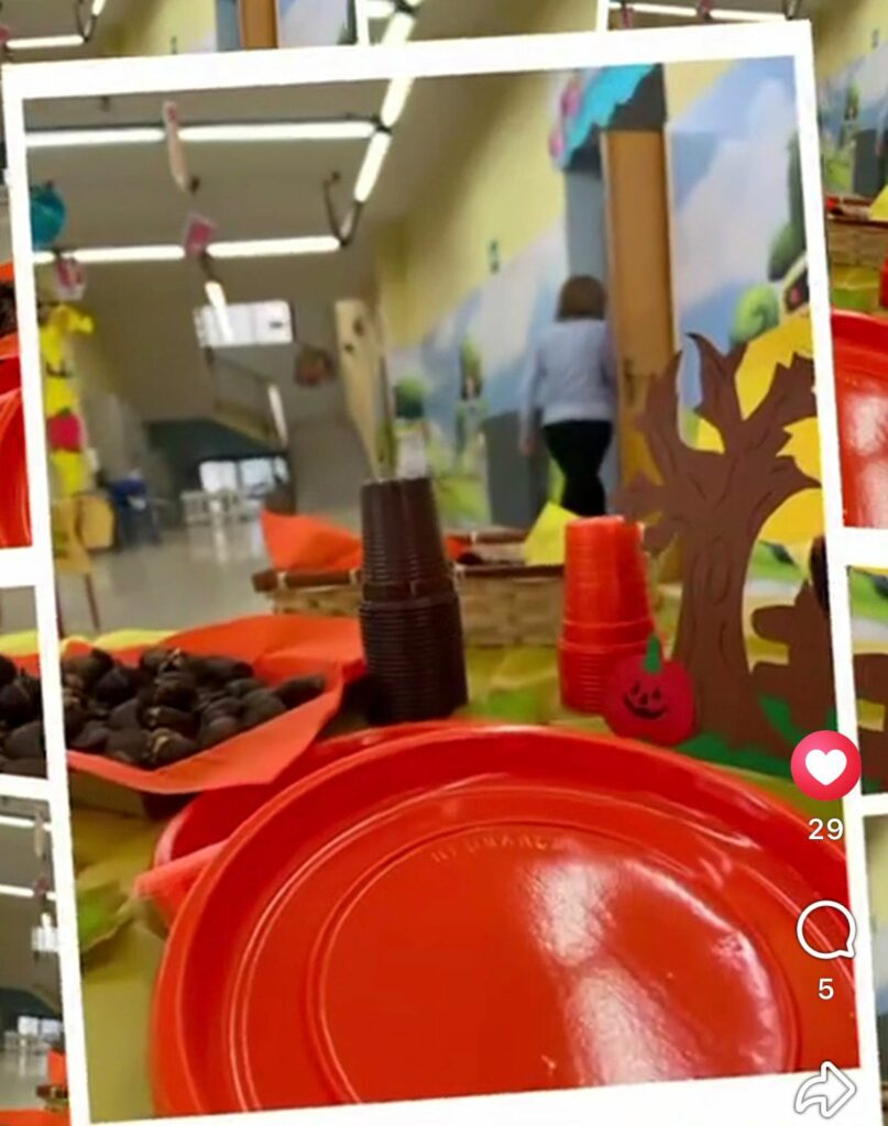 Allestimento del tavolo della merenda con piatti e uva in primo piano