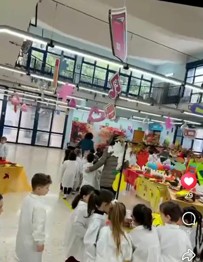 i piccoli alunni che in fila si avvicinano al tavolo allestito con la merenda
