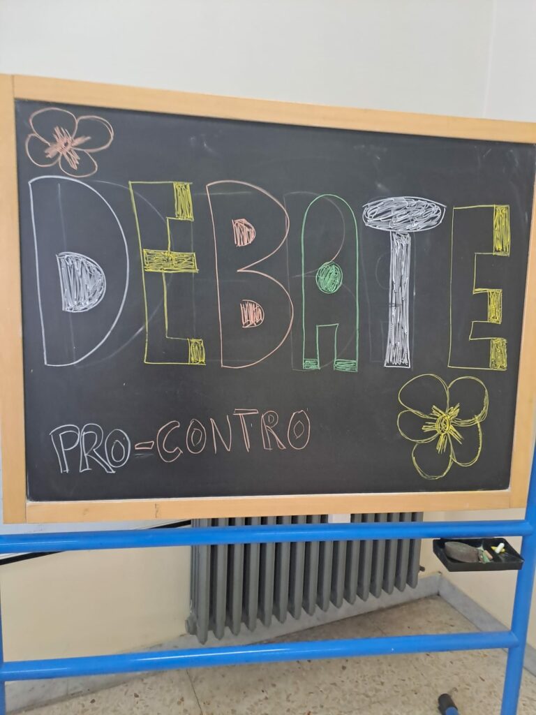 La lavagna con la scritta Debate Pro Contro"